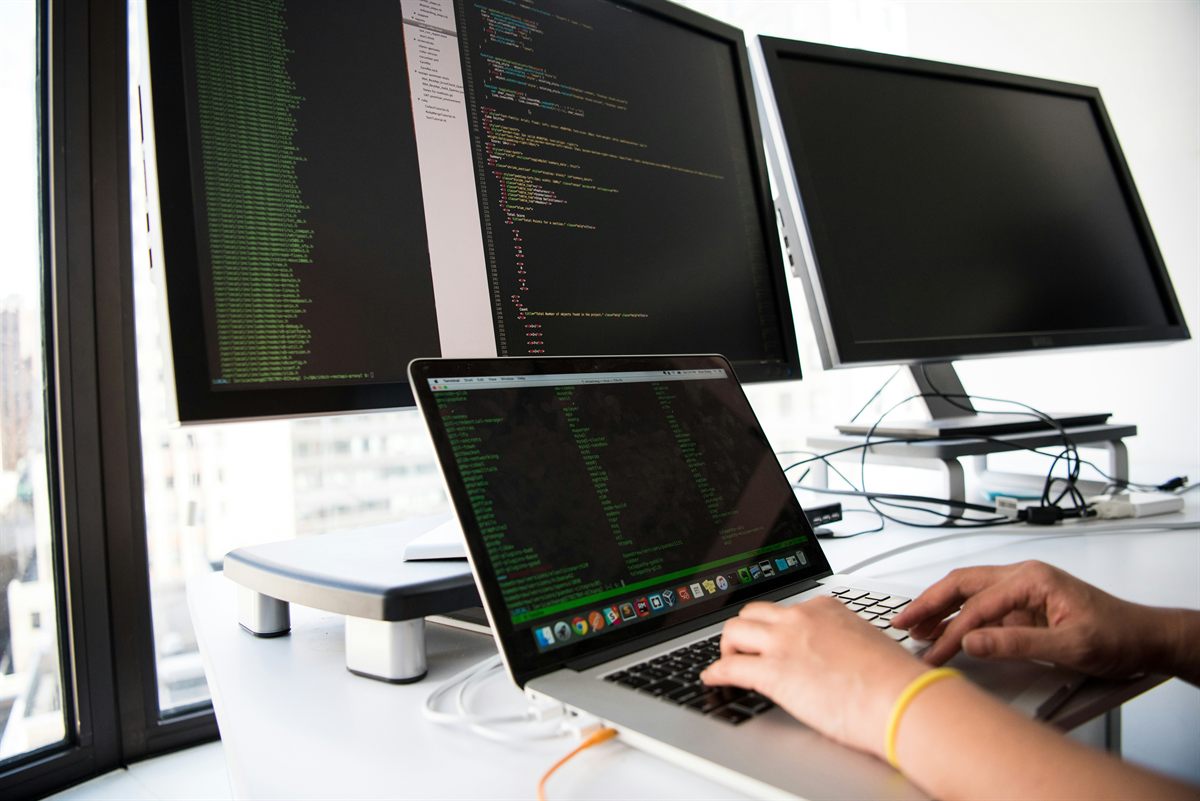 Entwicklerarbeitsplatz mit Quellcode auf dem Bildschirm
