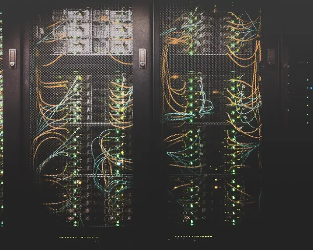 Serverschrank mit strukturierter Netzwerkverkabelung